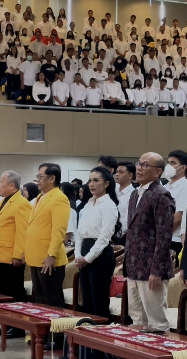 Penyanyi yang akrab disapa KD itu menjalani orientasi kampus pada Minggu (9/3/25). Dari unggahan yang dibagikan terlihat KD mendapat kursi khusus di sebelah para rektor dan direktur universitas. Foto: Instagram/@krisdayantilemos