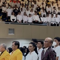 Penyanyi yang akrab disapa KD itu menjalani orientasi kampus pada Minggu (9/3/25). Dari unggahan yang dibagikan terlihat KD mendapat kursi khusus di sebelah para rektor dan direktur universitas. Foto: Instagram/@krisdayantilemos