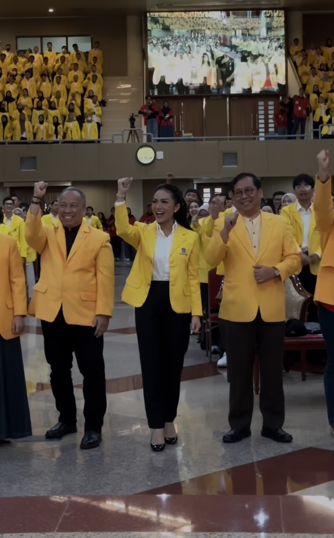 KD memilih Universitas Terbuka sebagai tempatnya kembali menimba ilmu. Di universitas tersebut ia mengambil program studi Ilmu Pemerintahan. Foto: Instagram/@krisdayantilemos