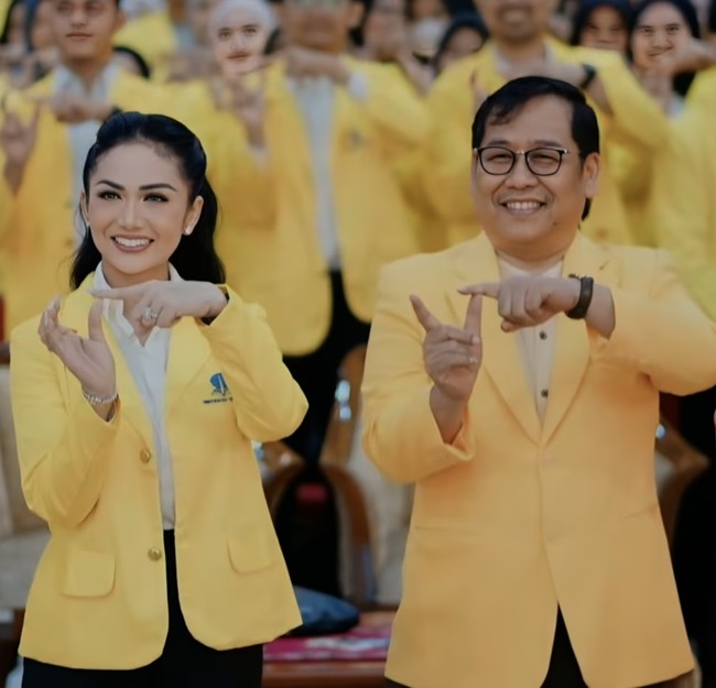 Dengan penuh semangat, terlihat KD yang aktif mengikuti beragam kegiatan di orientasi mahasiswa baru tersebut. Foto: Instagram/@krisdayantilemos