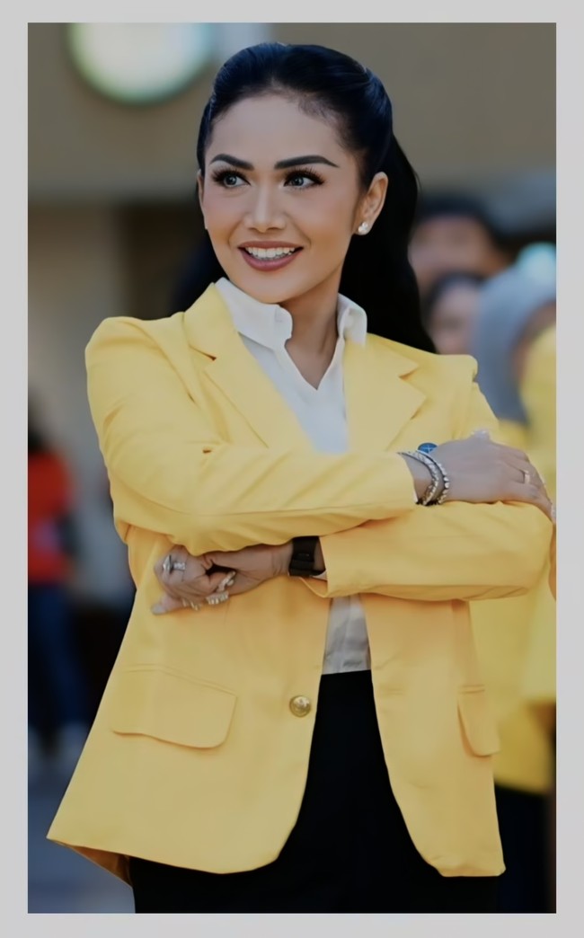 Penampilan KD juga makin memukau dengan riasan wajah dan bulu mata palsu yang cukup tebal. Ia memilih lipstik berwarna kecoklatan untuk mempertahankan tampilan agar tetap tidak berlebihan. Foto: Instagram/@krisdayantilemos