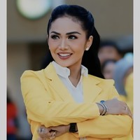 Penampilan KD juga makin memukau dengan riasan wajah dan bulu mata palsu yang cukup tebal. Ia memilih lipstik berwarna kecoklatan untuk mempertahankan tampilan agar tetap tidak berlebihan. Foto: Instagram/@krisdayantilemos