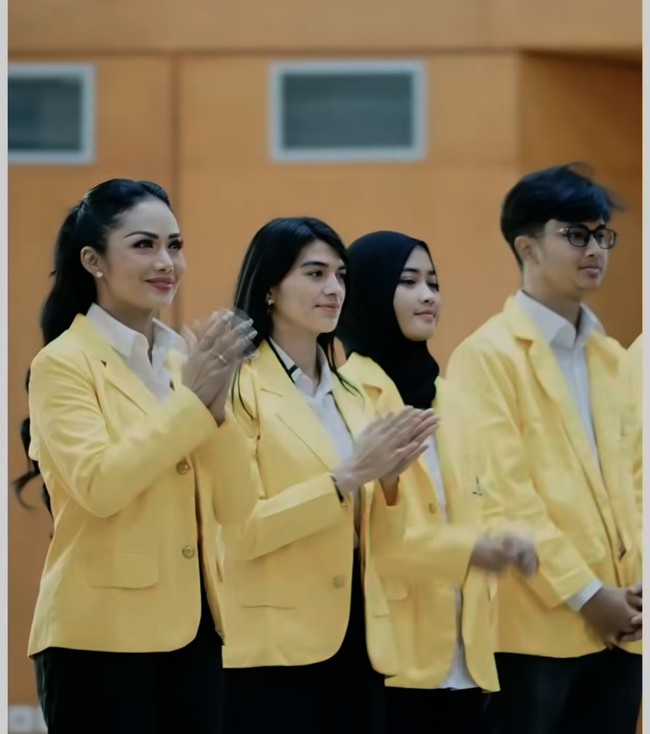 KD juga mendapat almamater berwarna kuning khas Universitas Terbuka. Dengan rambut yang diikat setengah, penampilan KD terlihat rapih dan menawan. Foto: Instagram/@krisdayantilemos