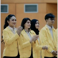 KD juga mendapat almamater berwarna kuning khas Universitas Terbuka. Dengan rambut yang diikat setengah, penampilan KD terlihat rapih dan menawan. Foto: Instagram/@krisdayantilemos