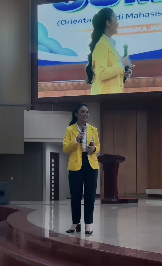 Di orientasi tersebut KD juga berkesempatan menyampaikan beberapa kata penyemangat bagi para mahasiswa lain yang hadir. Foto: Instagram/@krisdayantilemos