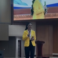 Di orientasi tersebut KD juga berkesempatan menyampaikan beberapa kata penyemangat bagi para mahasiswa lain yang hadir. Foto: Instagram/@krisdayantilemos