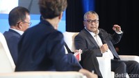 Swasembada energi bisa dilakukan dengan penggunaan sumber daya alam untuk menjadi energi terbarukan. Prabowo juga menargetkan 100% energi di Indonesia akan diproduksi dari dalam negeri tanpa perlu impor. 