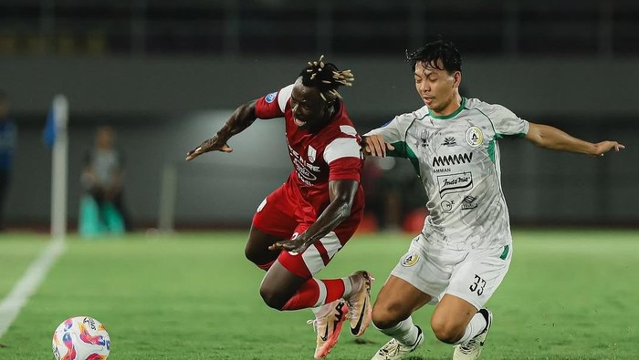 Laga Persis melawan PSS di Stadion Manahan Solo, pada pertemuan pertama musim ini.