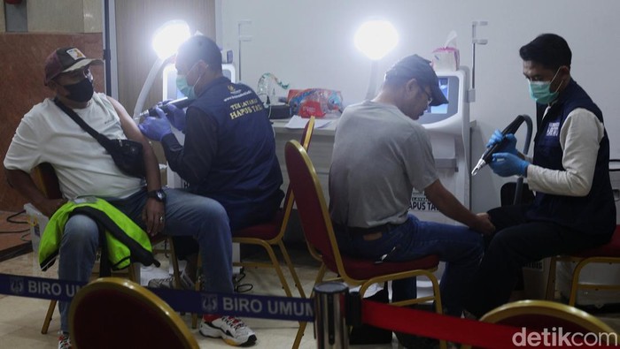 Layanan Gratis Hapus Tatto Saat Ramadan Petugas melakukan proses penghapusan tatto menggunakan laser di Balai Kota, Jakarta, Selasa (11/03/2025). BAZNAS Jakarta menggelar program layanan hapus tatto Ramadan bagi masyarakat dengan target menjangkau 700 peserta yang tersebar di wilayah Jakarta.