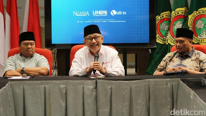 LDII Imbau Masyarakat Hidup Sederhana Ketua Umum DPP LDII, Chriswanto Santoso (tengah), bersama Sekretaris Umum DPP LDII, Dody Taufiq Wijaya (kiri), dan Ketua DPP LDII, Rulli Kuswahyudi (kanan), berbicara konferensi pers di Gedung LDII, Senayan, Jakarta.