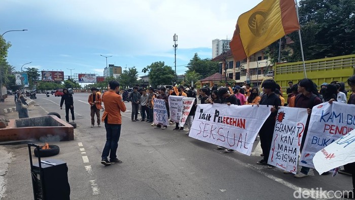 Mahasiswa UNM demo menuntut oknum dosen diduga lecehkan mahasiswa ditindak tegas.