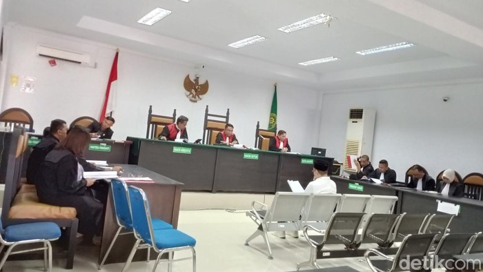 Mantan Bupati Bone Bolango Hamim Pou menjalani sidang perdana di Pengadilan Tipikor Gorontalo.