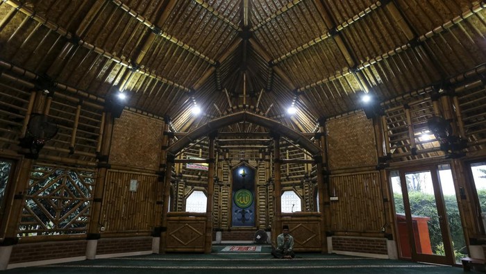 Umat Islam beribadah di Masjid Saka Buana, Kragilan, Kabupaten Serang, Banten, Senin (10/3/2025). Masjid seluas 260 meter persegi dengan 60 persen bahan bangunannya terbuat dari bambu itu dapat menampung hingga 220 orang di dalam ruangan dan total sekitar 390 orang jika ditambah dengan area luar. ANTARA FOTO/Angga Budhiyanto/tom.