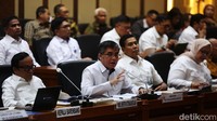 Hasil data dari kami dan ada contoh perusahaan ternyata kalau kita lihat memang dari ada 25 penyebab PHK yang mungkin 7 ini adalah yang dominan pertama karena memang perusahaannya rugi atau tutup karena pasar dalam negeri, luar negeri yang menurun, katanya dalam rapat kerja dengan Komisi IX DPR RI di Senayan, Jakarta Pusat, Senin (5/5/2025). Agung Pambudhy/detikcom