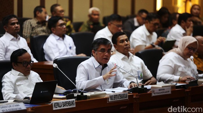 Menaker-Komisi IX DPR Bahas Sritex Menteri Ketenagakerjaan Yassierli (tengah) bersama Wakil Menteri Ketenagakerjaan Immanuel Ebenezer (kiri) dan Dirut BPJS Ketenagakerjaan Anggoro Eko Cahyo (kanan) saat menyampaikan paparan pada rapat kerja dengan Komisi IX DPR di Kompleks Parlemen, Senayan, Jakarta, Selasa (11/3/2025). Rapat tersebut membahas PHK di PT Sri Rejeki Isman Tbk (Sritex) serta penyelesaian hak-hak pekerja Sritex seperti pesangon, THR, dan jaminan BPJS Ketenagakerjaan dan Kesehatan.