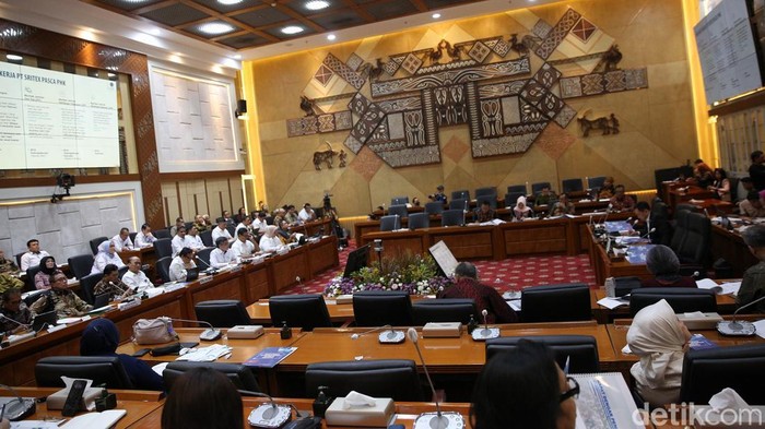 Menteri Ketenagakerjaan Yassierli (tengah) bersama Wakil Menteri Ketenagakerjaan Immanuel Ebenezer (kiri) dan Dirut BPJS Ketenagakerjaan Anggoro Eko Cahyo (kanan) saat menyampaikan paparan pada rapat kerja dengan Komisi IX DPR di Kompleks Parlemen, Senayan, Jakarta, Selasa (11/3/2025). Rapat tersebut membahas PHK di PT Sri Rejeki Isman Tbk (Sritex) serta penyelesaian hak-hak pekerja Sritex seperti pesangon, THR, dan jaminan BPJS Ketenagakerjaan dan Kesehatan.