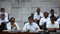 Menteri Ketenagakerjaan (Menaker) Yassierli membeberkan biang kerok pemutusan hubungan kerja (PHK) Januari sampai 23 April 2025. Kemnaker mencatat jumlah PHK di periode tersebut mencapai 24.036. Dari 25 penyebab PHK yang dianalisis Kemnaker, terdapat 7 alasan utama yang paling dominan. Pertama adalah perusahaan mengalami kerugian karena kondisi pasar di dalam dan luar negeri yang menurun. Agung Pambudhy/detikcom