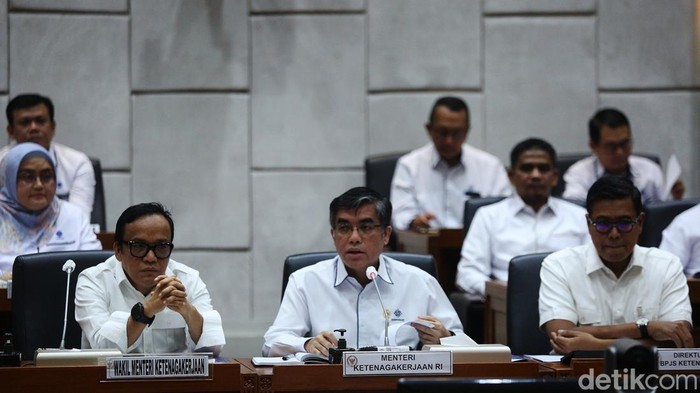 Menteri Ketenagakerjaan Yassierli (tengah) bersama Wakil Menteri Ketenagakerjaan Immanuel Ebenezer (kiri) dan Dirut BPJS Ketenagakerjaan Anggoro Eko Cahyo (kanan) saat menyampaikan paparan pada rapat kerja dengan Komisi IX DPR di Kompleks Parlemen, Senayan, Jakarta, Selasa (11/3/2025). Rapat tersebut membahas PHK di PT Sri Rejeki Isman Tbk (Sritex) serta penyelesaian hak-hak pekerja Sritex seperti pesangon, THR, dan jaminan BPJS Ketenagakerjaan dan Kesehatan.