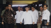 Yandri keluar gedung KPK usai melakukan pertemuan.