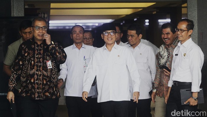 Mendes Gandeng KPK Awasi Penggunaan Dana Desa Menteri Desa dan Pembangunan Daerah Tertinggal Yandri Susanto dan Sekretaris Jenderal KPK Cahya Harefa memberikan keterangan pers usai pertemuan di gedung KPK, Jakarta, Selasa (11/32025). Yandri sepakat menggandeng KPK untuk melakukan koordinasi dan pencegahan penggunaan dana desa. Mendes menyatakan beberapa tahun terakhir ada oknum yang menggunakan dana desa untuk judi online hingga penggunaan website fiktif.
