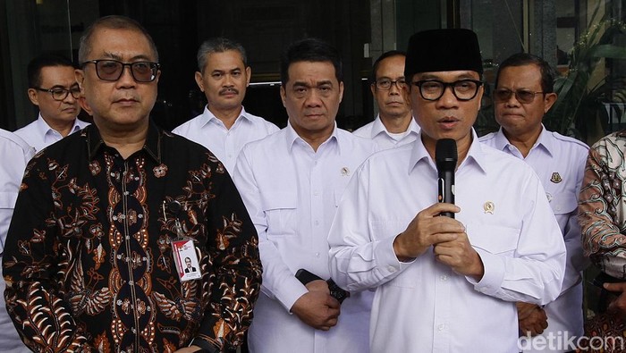 Menteri Desa dan Pembangunan Daerah Tertinggal Yandri Susanto dan Sekretaris Jenderal KPK Cahya Harefa memberikan keterangan pers usai pertemuan di gedung KPK, Jakarta, Selasa (11/32025). Yandri sepakat menggandeng KPK untuk melakukan koordinasi dan pencegahan penggunaan dana desa. Mendes menyatakan beberapa tahun terakhir ada oknum yang menggunakan dana desa untuk judi online hingga penggunaan website fiktif.