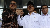 Yandri melakukan salam komando dengan Sekretaris Jenderal KPK Cahya Harefa di sela-sela memberikan keterangan pers.
