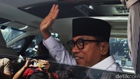 Yandri meninggalkan gedung KPK sambil melambaikan tangan.