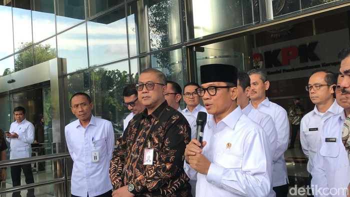 Mendes PDT Yandri Susanto mendatangi KPK dan melaporkan ada oknum yang menggunakan dana desa untuk judi online hingga penggunaan website fiktif (Adrial/detikcom)