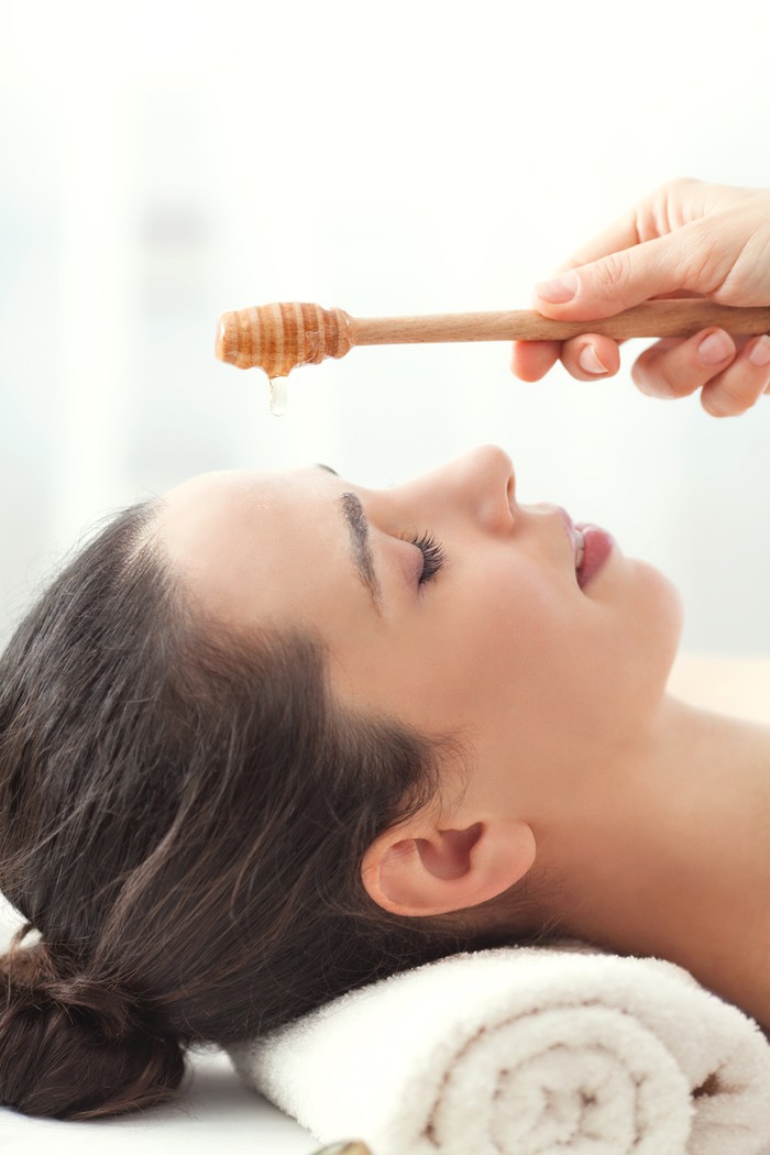 Menghilangkan bekas jerawat dengan madu