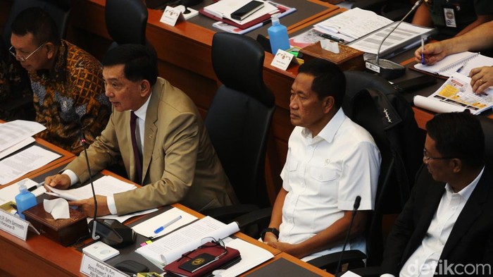 Menhan Bahas RUU TNI dengan Komisi I DPR Menteri Pertahanan Sjafrie Sjamsoeddin (kedua kiri) bersama Menteri Hukum Supratman Andi Agtas (kanan), Wakil Menteri Pertahanan Donny Ermawan (kedua kanan) dan Wakil Menteri Sekretaris Negara Bambang Eko Suhariyanto (kiri) saat menyampaikan paparan pada rapat kerja dengan Komisi I DPR di Kompleks Parlemen, Senayan, Jakarta, Selasa (11/3/2025). Rapat tersebut membahas Rancangan Undang-Undang (RUU) tentang perubahan atas UU No. 34 Tahun 2004 tentang Tentara Nasional Indonesia.