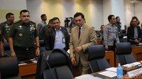 Sjafrie saat tiba di ruang rapat Komisi I DPR.