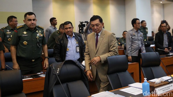 Menteri Pertahanan Sjafrie Sjamsoeddin (kedua kiri) bersama Menteri Hukum Supratman Andi Agtas (kanan), Wakil Menteri Pertahanan Donny Ermawan (kedua kanan) dan Wakil Menteri Sekretaris Negara Bambang Eko Suhariyanto (kiri) saat menyampaikan paparan pada rapat kerja dengan Komisi I DPR di Kompleks Parlemen, Senayan, Jakarta, Selasa (11/3/2025). Rapat tersebut membahas Rancangan Undang-Undang (RUU) tentang perubahan atas UU No. 34 Tahun 2004 tentang Tentara Nasional Indonesia.