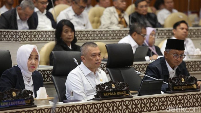 Menteri Perhubungan Dudy Purwagandhi (tengah) bersama Menteri Pekerjaan Umum Dody Hanggodo (kanan) dan Kepala BMKG Dwikorita Karnawati (kiri) mengikuti rapat kerja dengan Komisi V DPR di Kompleks Parlemen, Senayan, Jakarta, Selasa (11/3/2025). Rapat 