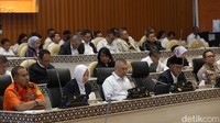 Menteri Perhubungan Dudy Purwagandhi (tengah) bersama Menteri Pekerjaan Umum Dody Hanggodo (kanan) dan Kepala BMKG Dwikorita Karnawati (kiri) mengikuti rapat kerja dengan Komisi V DPR di Kompleks Parlemen, Senayan, Jakarta, Selasa (11/3/2025).