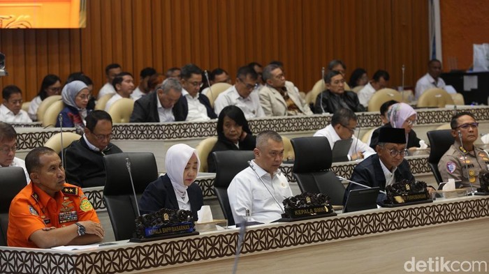 Menteri Perhubungan Dudy Purwagandhi (tengah) bersama Menteri Pekerjaan Umum Dody Hanggodo (kanan) dan Kepala BMKG Dwikorita Karnawati (kiri) mengikuti rapat kerja dengan Komisi V DPR di Kompleks Parlemen, Senayan, Jakarta, Selasa (11/3/2025). Rapat tersebut membahas persiapan sarana, prasarana, infrastruktur dan transportasi dalam rangka penanganan arus mudik Lebaran tahun 2025.