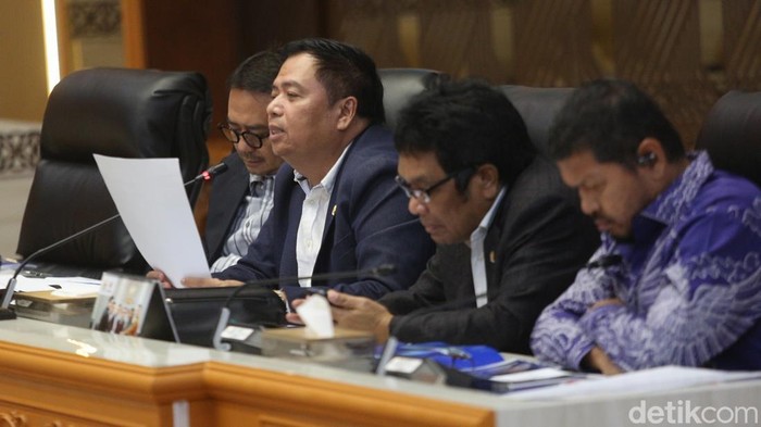 Menteri Perhubungan Dudy Purwagandhi (tengah) bersama Menteri Pekerjaan Umum Dody Hanggodo (kanan) dan Kepala BMKG Dwikorita Karnawati (kiri) mengikuti rapat kerja dengan Komisi V DPR di Kompleks Parlemen, Senayan, Jakarta, Selasa (11/3/2025). Rapat tersebut membahas persiapan sarana, prasarana, infrastruktur dan transportasi dalam rangka penanganan arus mudik Lebaran tahun 2025.