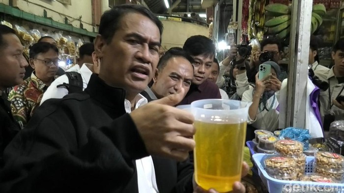 Mentan Amran saat mengecek isi Minyakita di Pasar Gede, Solo, Selasa (11/3/2025).