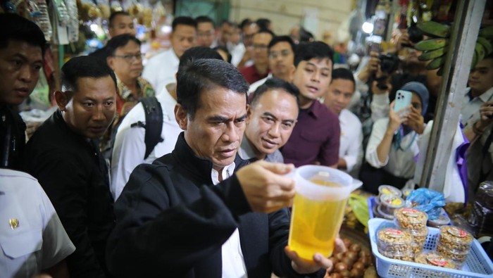 Menteri Pertanian Andi Amran Sulaiman (Mentan Amran) kembali menemukan takaran kemasan Minyakita 1 liter yang disunat. Hal itu ditemukan saat melakukan inspeksi mendadak (sidak) di Pasar Gede Hardjonagoro, Solo, Jawa Tengah.
