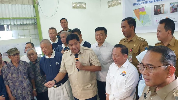 Menteri PKP Maruarar Sirait dan Pendiri Agung Sedayu Group, Sugianto Kusuma (Aguan) mendatangi Kelurahan Tanah Tinggi, Kecamatan Johar Baru, Jakpus untuk menindaklanjuti program renovasi 500 rumah tidak layak huni (RTLH).