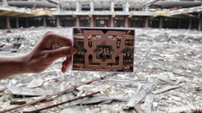 Merindukan Indahnya Ibadah Ramadan di Masjid Jakarta Islamic Centre Renovasi Masjid Jakarta Islamic Centre belum juga kelar usai kebakaran pada 2022. Ini foto diptcyh ibadah Masjid Jakarta Islamic Centre sebelum dan setelah terbakar.