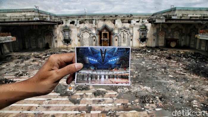 Renovasi Masjid Jakarta Islamic Centre belum juga kelar usai kebakaran pada 2022. Ini foto diptcyh ibadah Masjid Jakarta Islamic Centre sebelum dan setelah terbakar.