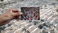 Foto tersebut menjelaskan tentang salat taraweh pada bulan suci Ramadan tahun 2018 yang direpro ulang di lokasi masjid JIC yang mengalami kebakaran.