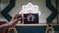 Foto ini menjelaskan tentang umat Muslim yang berdoa di dalam masjid JIC pada tahun 2018.