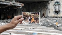 Foto ini menjelaskan tentang umat Muslim yang melakukan swafoto usai salat taraweh berjamaah di masjid JIC pada tahun 2018.
