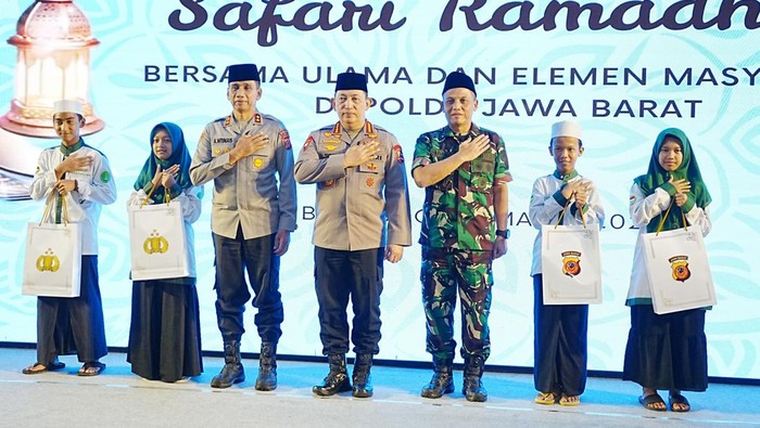 Momen Kapolri Safari Ramadhan di Jabar