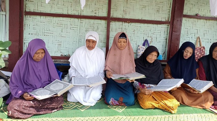 Nenek-nenek mengaji di Pondok Lansia Blitar