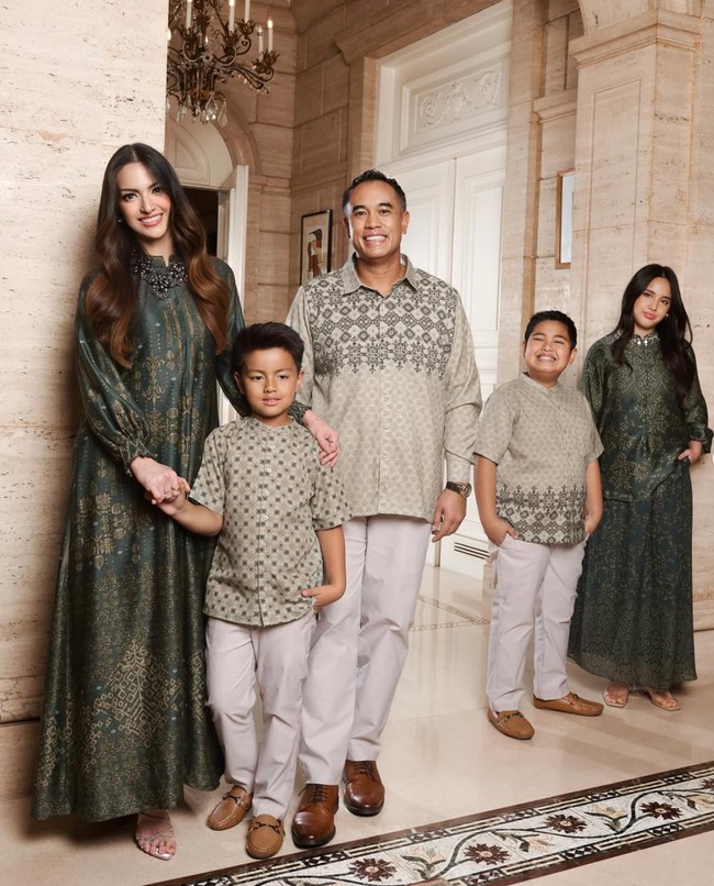 Melalui akun Instagram pribadinya Nia Ramadhani membagikan hasil pemotretan keluarganya. Edisi Lebaran, Nia dan keluarga tampak mengenakan 2 look berbeda. Foto: Instagram/@ramadhaniabakrie/@geulis.id
