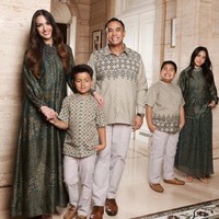 Melalui akun Instagram pribadinya Nia Ramadhani membagikan hasil pemotretan keluarganya. Edisi Lebaran, Nia dan keluarga tampak mengenakan 2 look berbeda. Foto: Instagram/@ramadhaniabakrie/@geulis.id