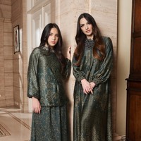 Look pertama, Nia dan putrinya, Mikhayla, tampil dalam balutan busana berwarna hijau dengan motif warna keemasan. Nia tampil dengan one set dress panjang, sementara Mikhayla mengenakan dress 2 piece. Foto: Instagram/@ramadhaniabakrie/@geulis.id