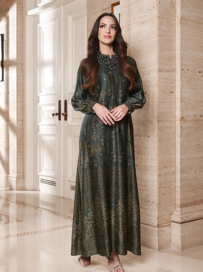 Diketahui pemotretan tersebut dilakukan untuk salah satu merek fashion muslim. Kenakan dress tertutup, penampilan Nia terlihat cantik dan anggun. Foto: Instagram/@ramadhaniabakrie/@geulis.id